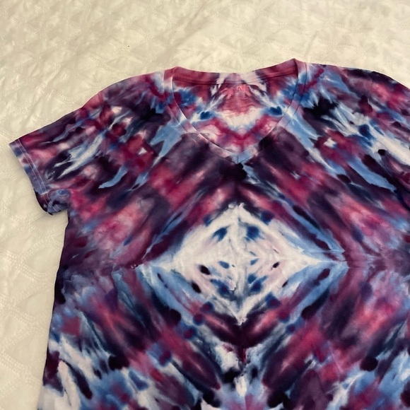 Women’s hand crafted tie dye v neck tshirt size L - Picture 3 of 6